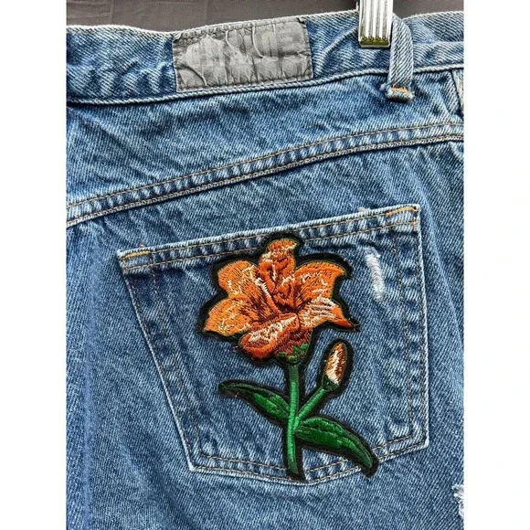 GITANO Flower Embroidered Denim Shorts - Picture 3 of 8